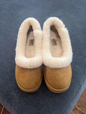Cozy Chestnut Faux-Suede Slip-On Slippers with Cream Shearling Trim